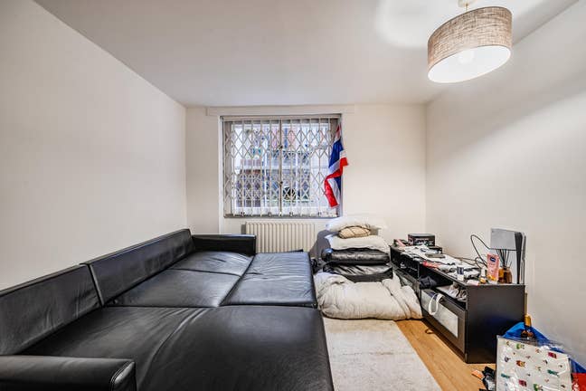 One Bedroom Lower Ground Floor Flat in Islington Main Photo