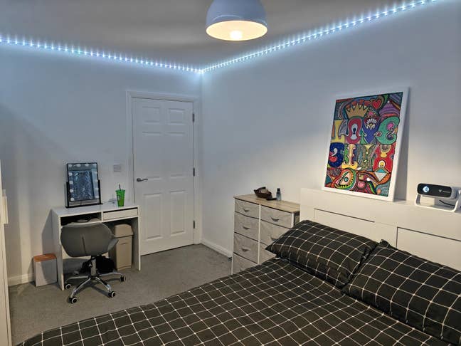 Large Bright Double Room * Short term *  Main Photo