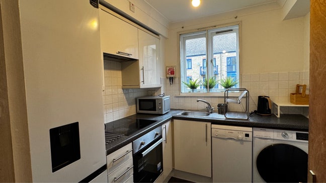 Double & Single Room front of Crossharbour DLR E14 Main Photo