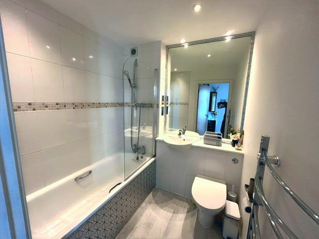 Penthouse Double Bedroom with Private Bathroom Main Photo
