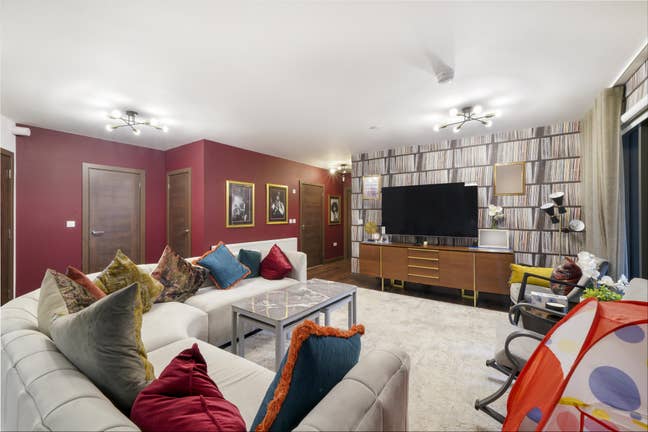Luxury Two Bedroom Apartment with Balcony. Parking Main Photo