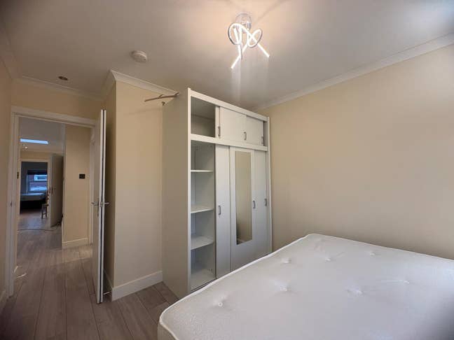 Modern Three-Bedroom Flat Ideal for Professionals  Main Photo