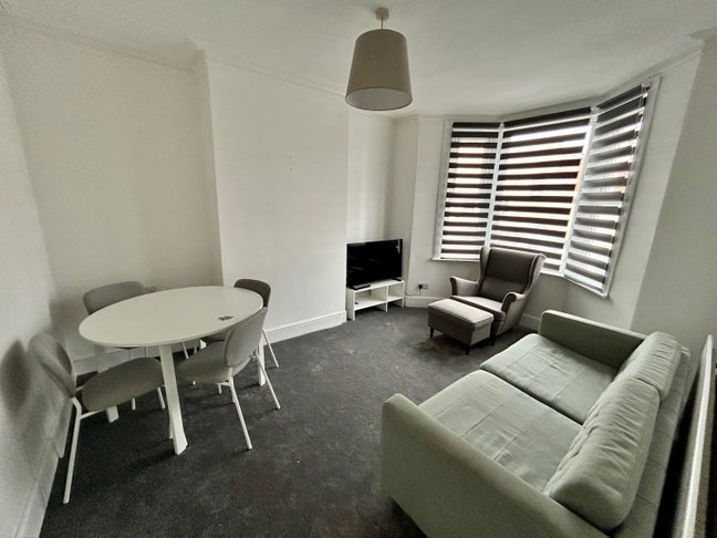 Lovely room in newly renovated house  Main Photo