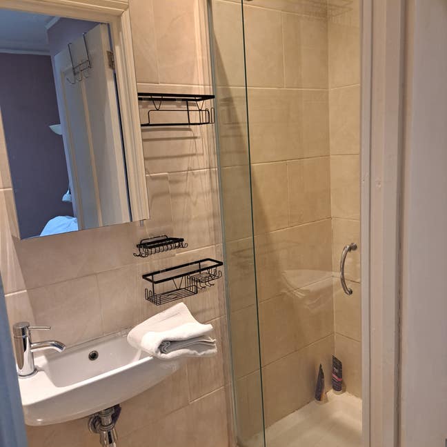 Spacious Double Room with En Suite – New Southgate Main Photo