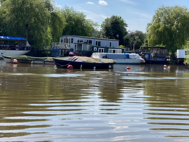 Unique Weekday Stay on a Richmond Houseboat Main Photo