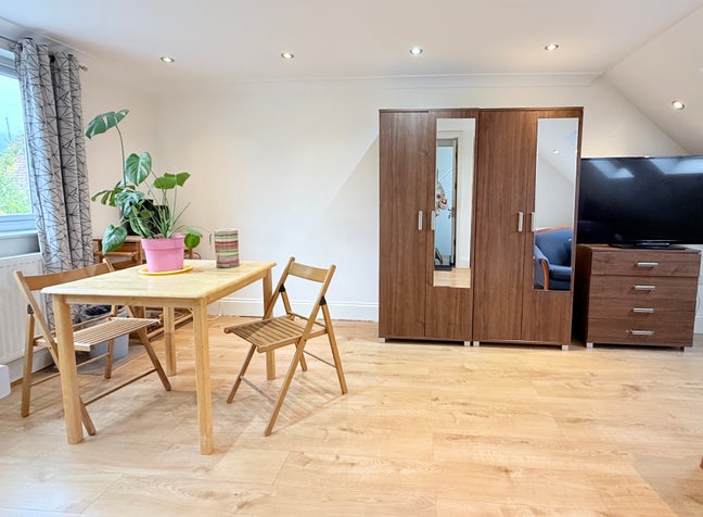 Bills Included Spacious Studio in East Acton Main Photo