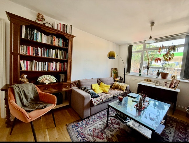 Double bedroom in a large 3 bed flat -No Couples Main Photo