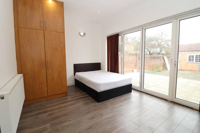 Bright Double Room with Garden Access – Zone 4 Main Photo