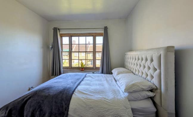 Bright double room in quiet home Main Photo