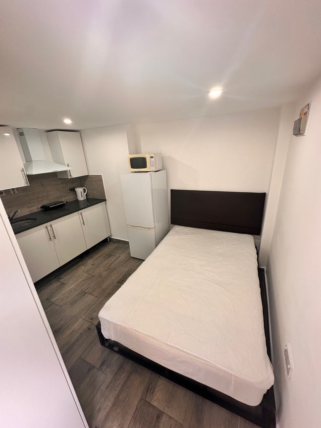 🌟 Cozy Studio Room in Custom House 🌟  Main Photo