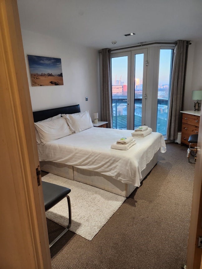 Views of 02- Balcony and Ensuite in Canary Wharf!  Main Photo