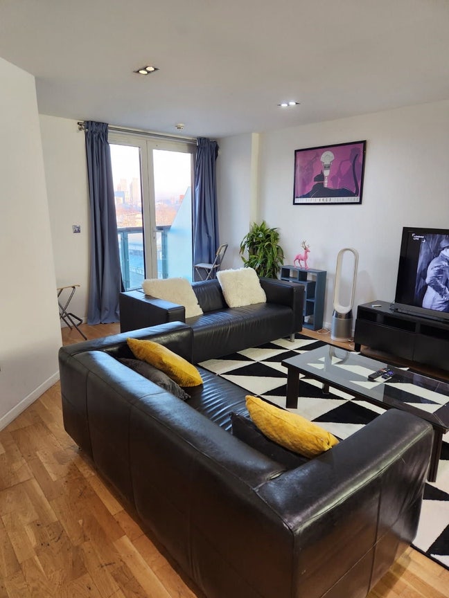 Views of 02- Balcony and Ensuite in Canary Wharf!  Main Photo