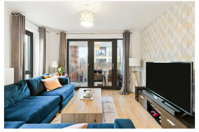 Spacious furnished room with large own bathroom  Main Photo