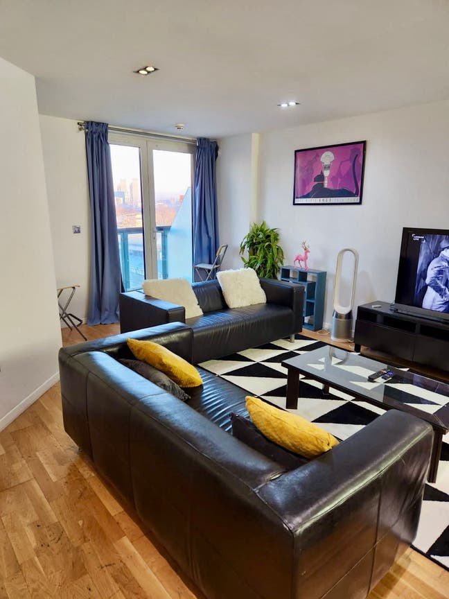 Canary Wharf Apartment with Balcony & En-suite Main Photo