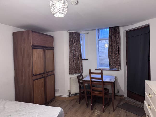 Double Room Near Station & City  Couples or Single Main Photo