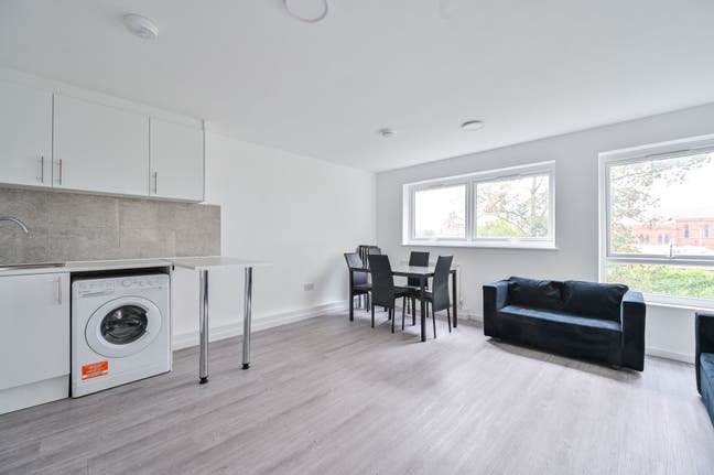 🚨 3 Rooms Available – Brand New 5-Bed Flat | SE15 Main Photo