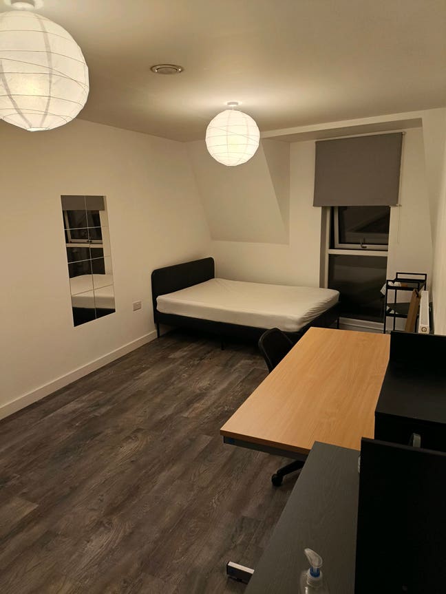 Large ensuite room in modern top floor flat Main Photo