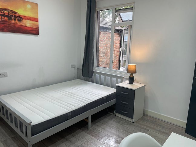 Double room 13 mins walk to Neasden Stn ZONE 3 Main Photo