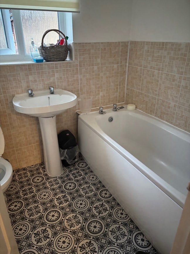 Small double room available south croydon Main Photo