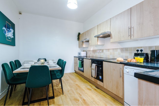Ensuite Room in Refreshed Friendly Home Near MRI Main Photo