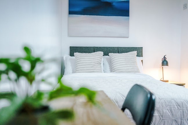 Spacious Ensuite Room in Friendly Home Near MRI Main Photo