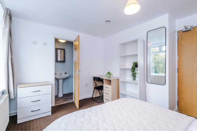Ensuite Room in Refreshed Friendly Home Near MRI Main Photo