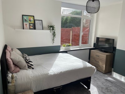 En-suite Double Room in great house share Main Photo