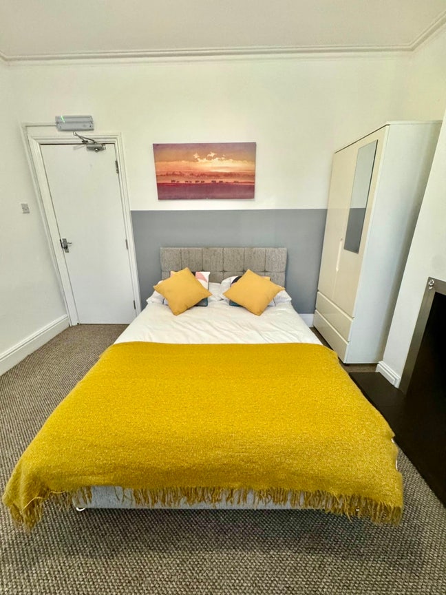 Large double bedroom Main Photo