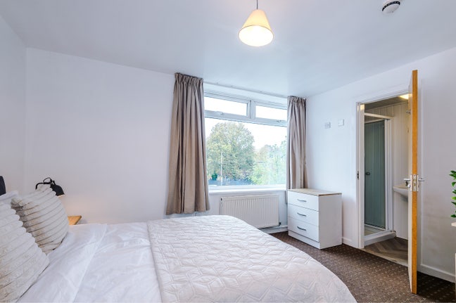 Ensuite Room in Friendly Home with Comfy Bed Main Photo