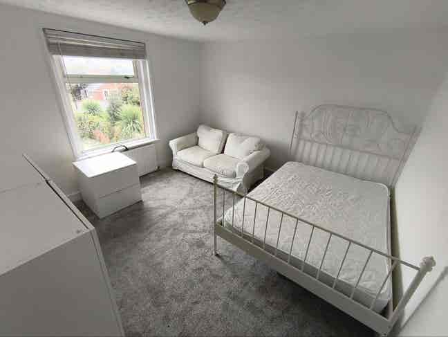 Single occupancy large double room.  Main Photo