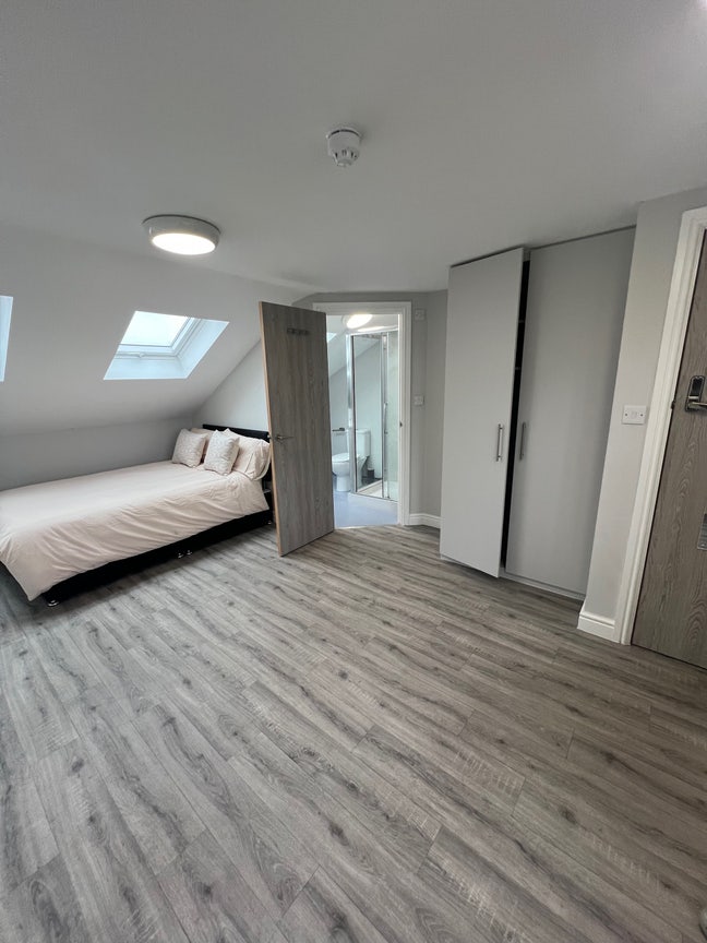 Large Ensuite Loft Room Bromley! Main Photo