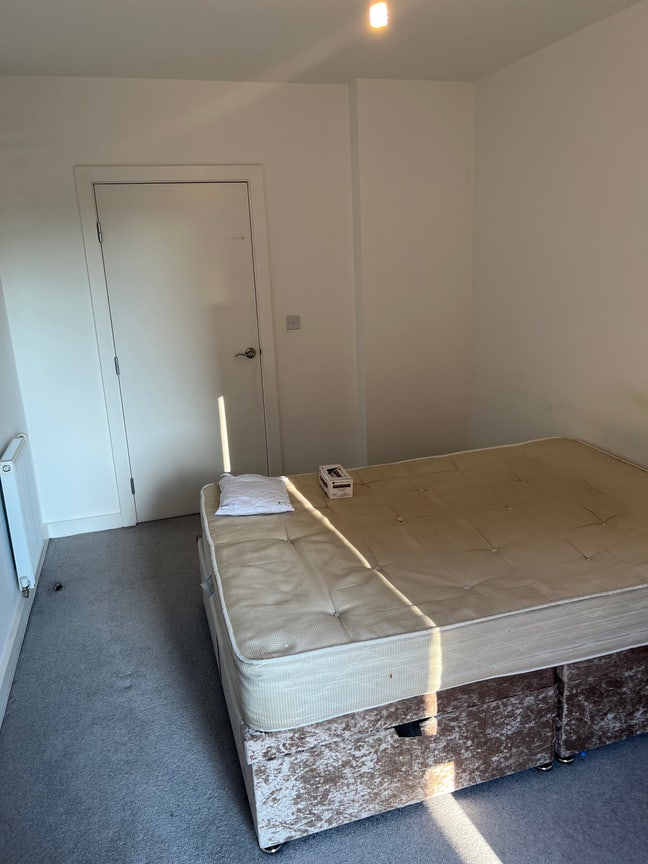 Room for Rent Available Main Photo
