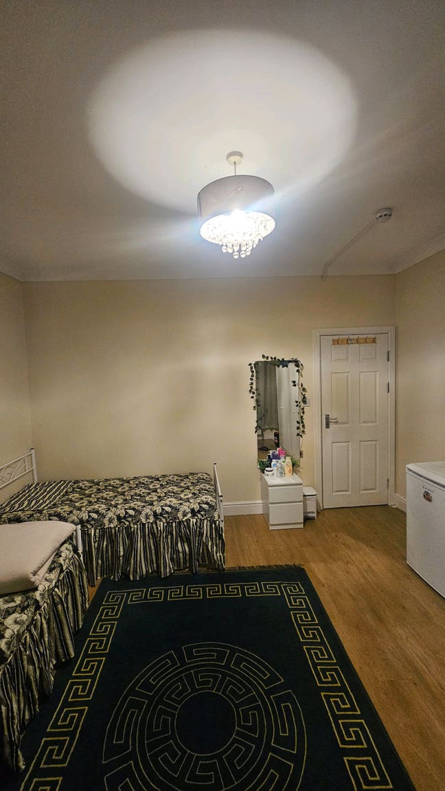 Looking for a roommate  Main Photo