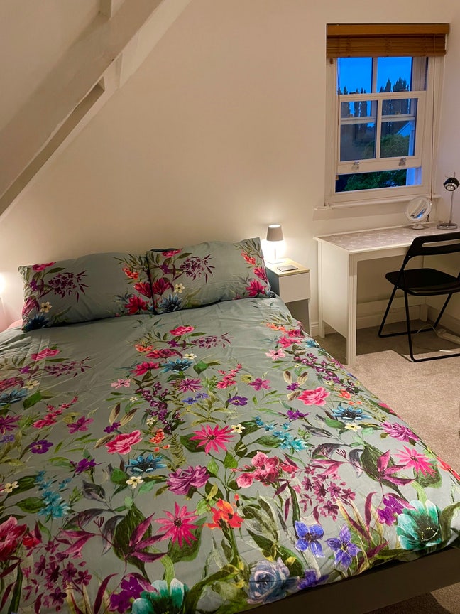 Bright self-contained top floor with en-suite Main Photo