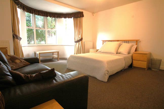 Luzury Spacious Furnished Room, all bills included Main Photo