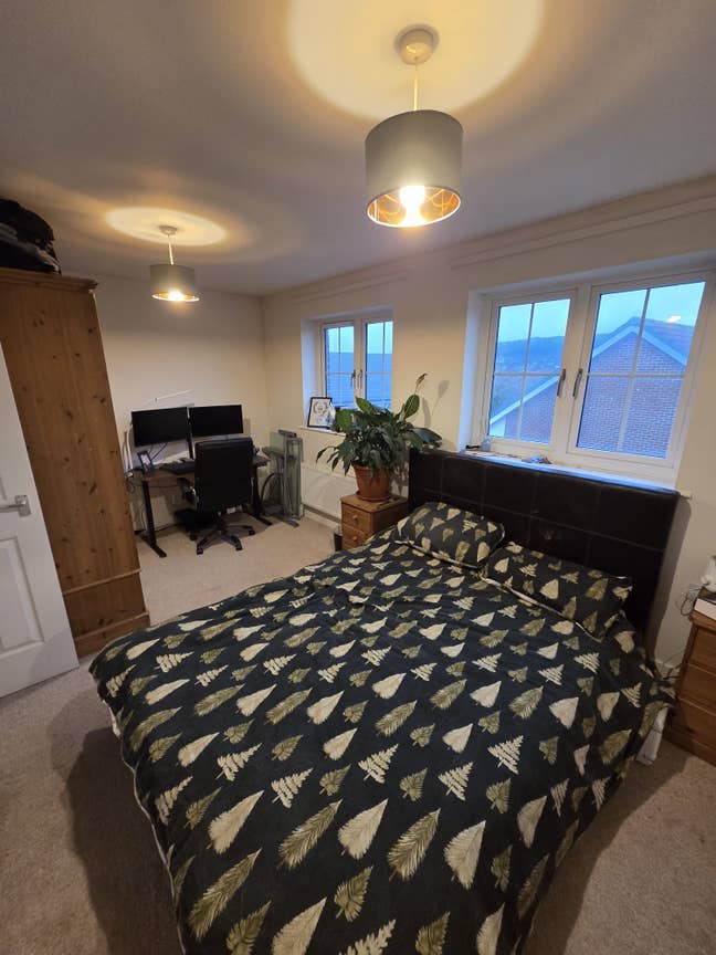 3 Bedroom Semi-Detached House with garage  Main Photo