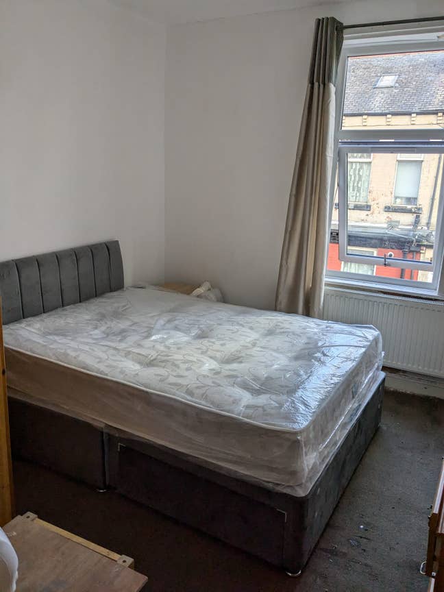 Spacious double bedroom in quiet house Main Photo