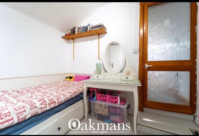 Room available with attached washroom Main Photo