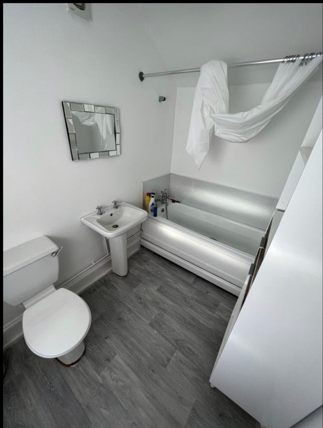Great size room Main Photo