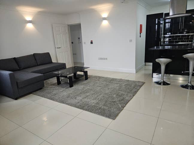 Double room in a 2bed  Flat Main Photo