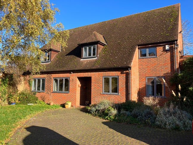 Double room with en-suite in large family home. Main Photo