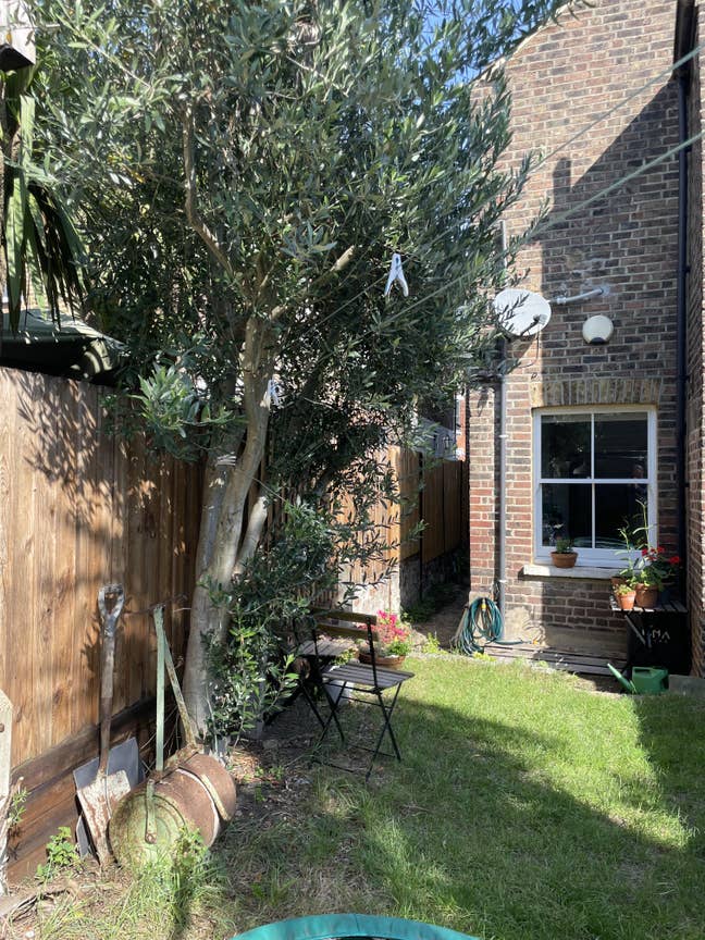 Large Double Room in Quiet Spot Main Photo