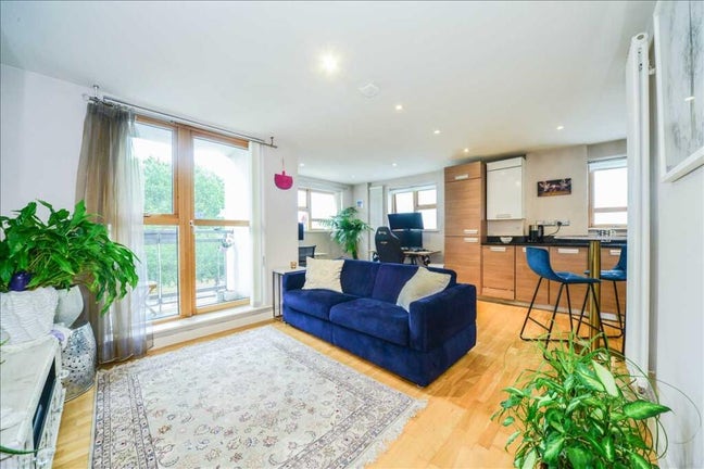 Light and clean 1bed flat with working space Main Photo