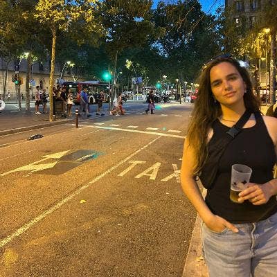 25 year old professional looking for a double-room Main Photo