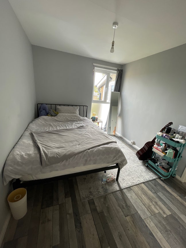 Double room in sociable, cosy flat - CB1  Main Photo