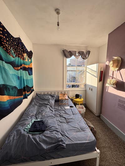 Single room for a female, all bills included Main Photo
