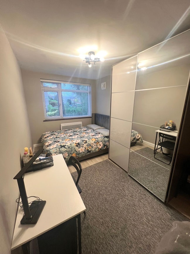 Large room N12 London Main Photo