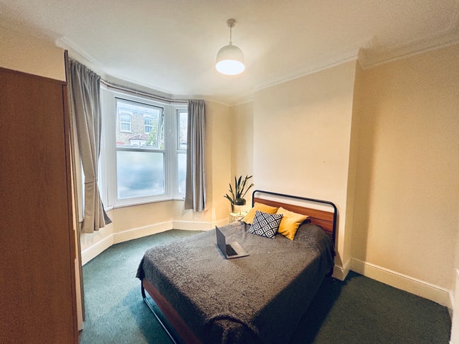 🏠 Furnished Large Rooms - Lounge & Garden 🌳  Main Photo