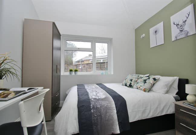 Modern Ensuite near White City Main Photo