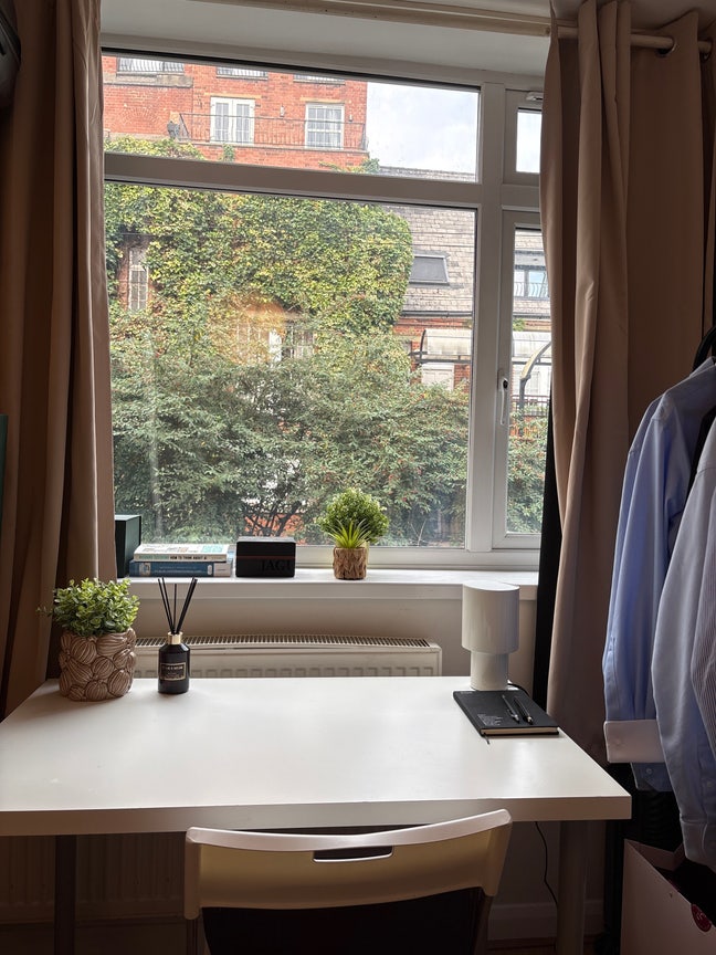 Bright double room available in Shadwell! Main Photo